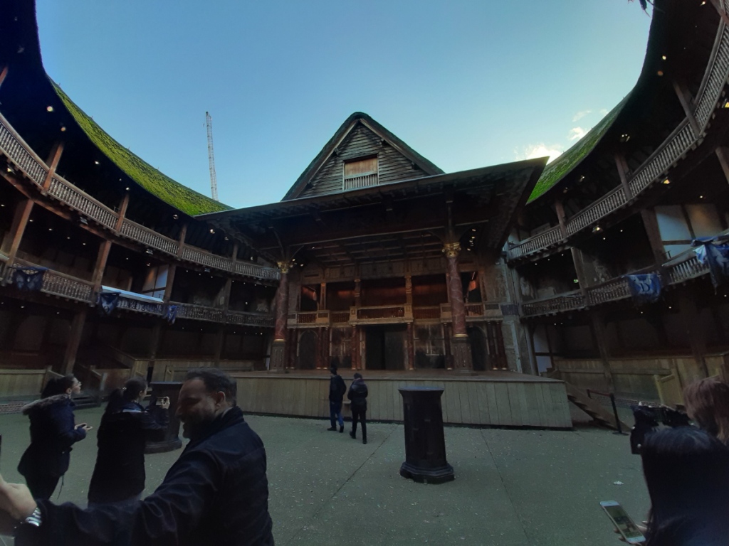 21st Century Jacobsweg: Inside the Globe Theatre. The 1600s equivalent of a moshpit.