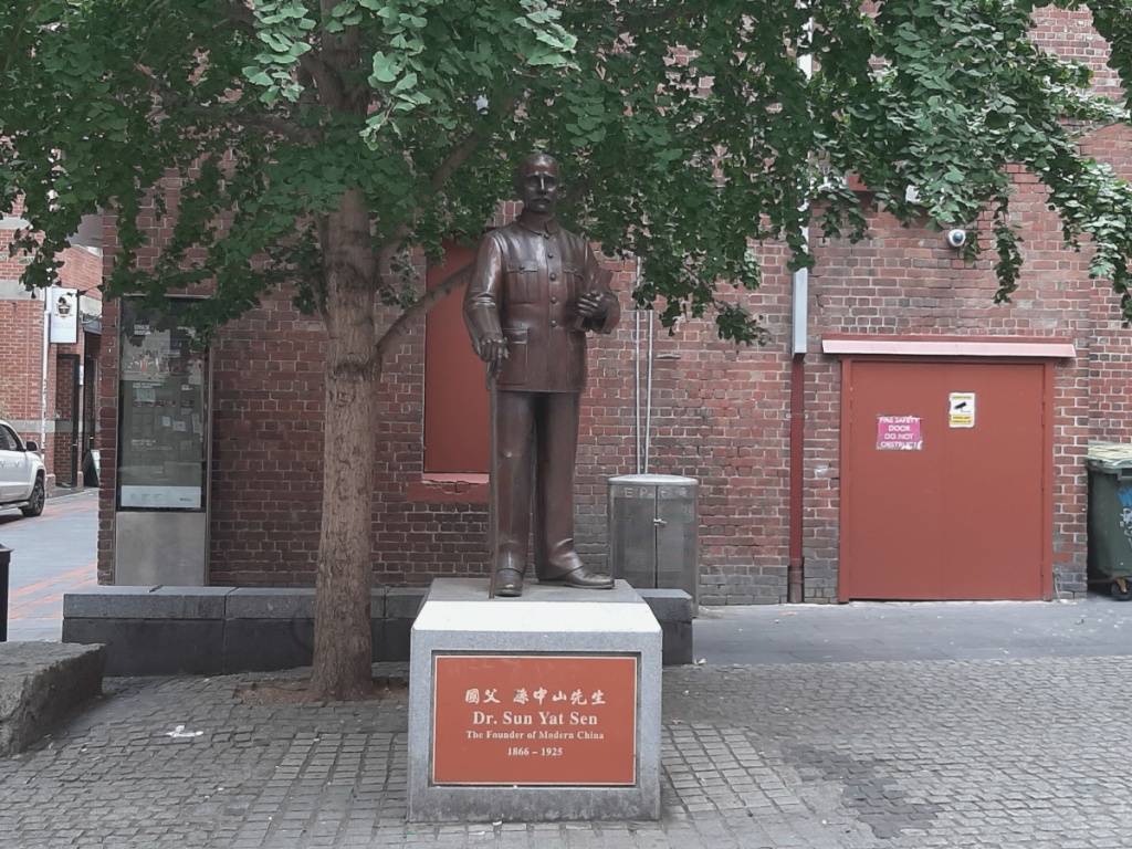 21st Century Jacobsweg: Statue of Sun Yat-Sen in Melbourne. He was the first president of China after the Qing Dynasty collapsed. A fascinating figure, beloved by Communists and Nationalists alike!
