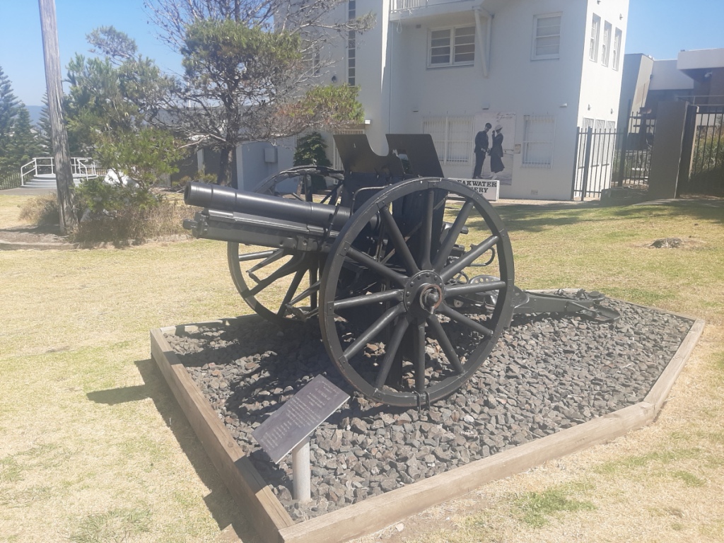 21st Century Jacobsweg: An artillery piece in Wollongong, New South Wales.  A World War sounds like an absurd premise, but this is just one piece of evidence that it actually occurred.